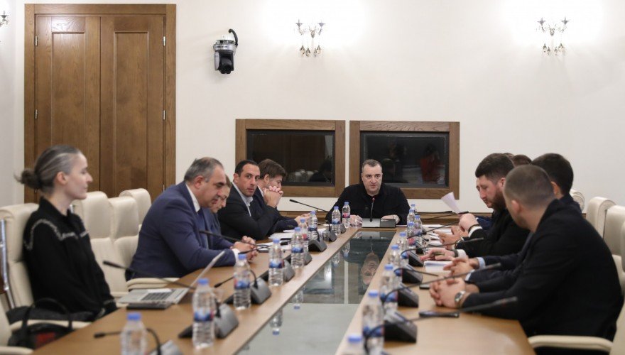Մարդու իրավունքների և քաղաքացիական ինտեգրման հանձնաժողովը երկրորդ ընթերցմամբ քննարկեց և աջակցեց «Օրենքի հետ հակասության մեջ գտնվող անչափահասների վերականգնման և աջակցության մասին» օրենքի նախագծին և դրան ուղեկցող օրենքների նախագծերին
