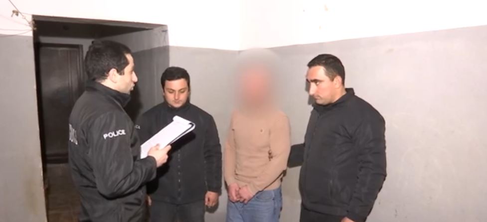 Daxili İşlər Nazirliyi, Kaxeti Polisinin qəsdən adam öldürməyə cəhd ittihamı ilə bir nəfəri "isti izlər"lə saxlaması haqda məlumat verir