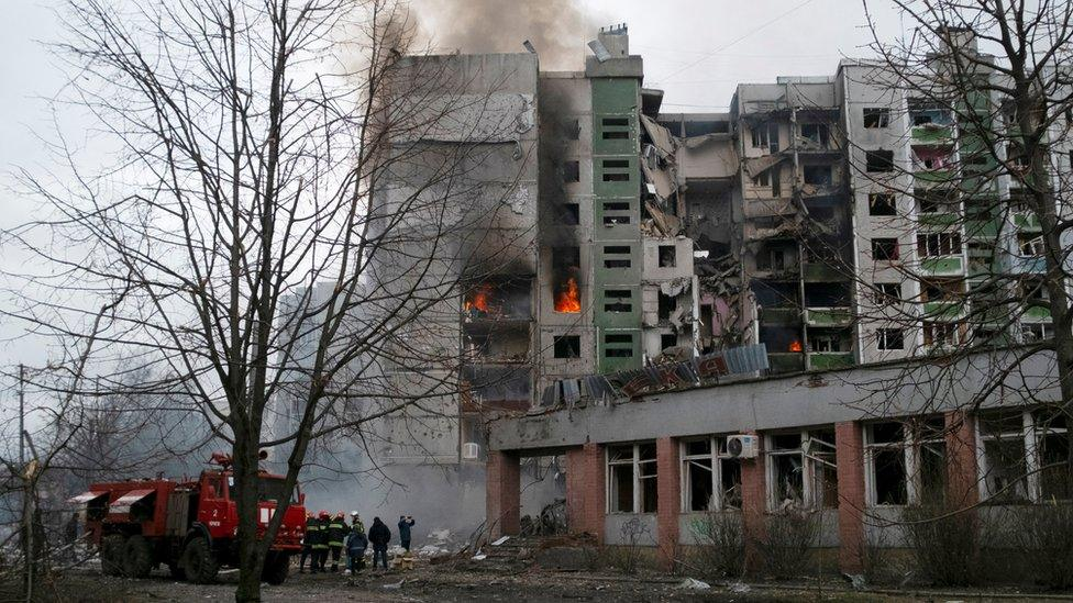 Çerniqovda çoxmərtəbəli binaya Rusiya dronu çırpıldı, ölən və yaralananlar var