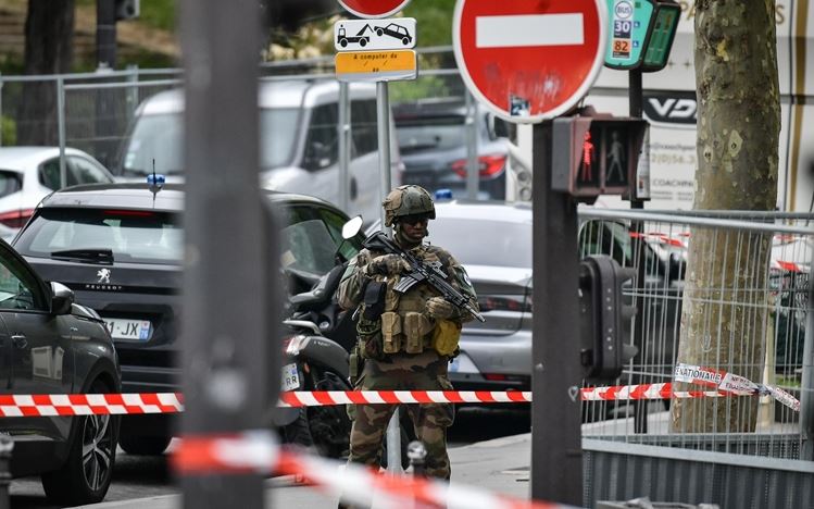 Paris metrosunda bir kişi üç qadına soyuq silahla hücum edib