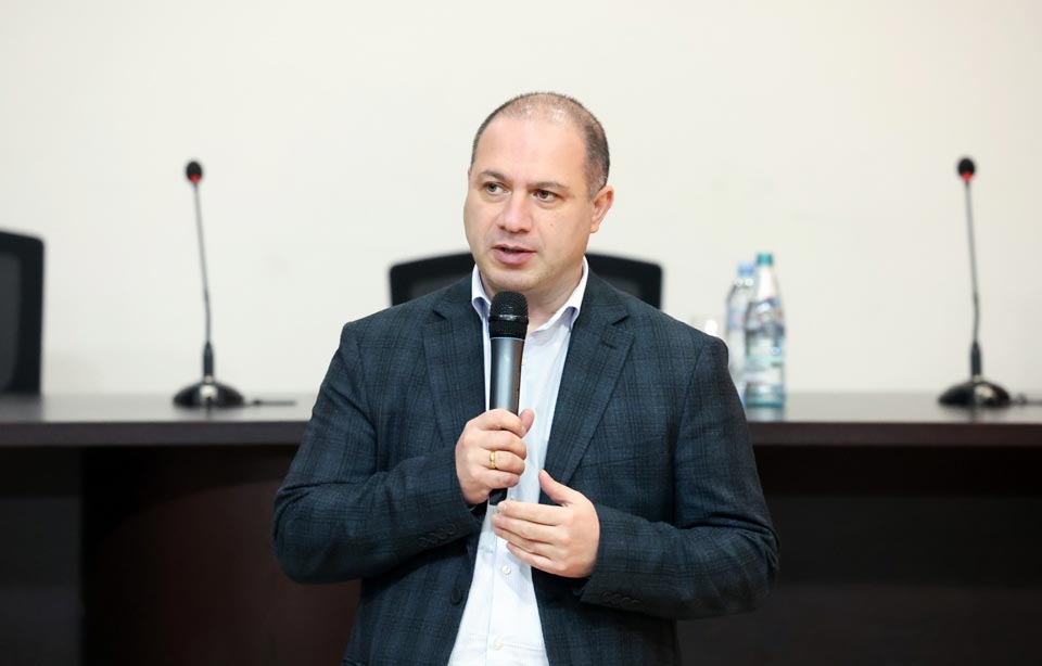 Qivi Mikanadze Kvemo Kartli bölgəsinin müəllimləri ilə görüşüb