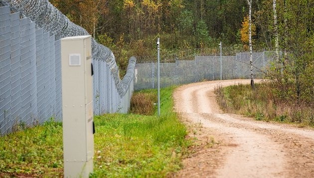 Латвия завершила строительство 280-километрового забора на границе с Россией