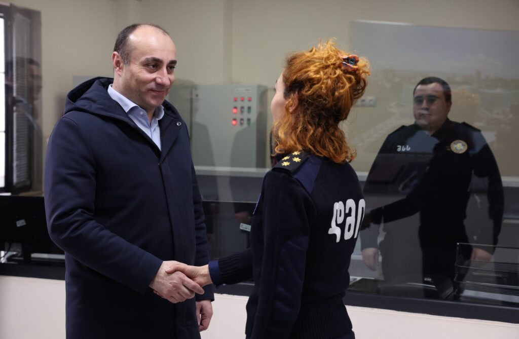 Геладзе Гека Тбилисы æмæ Шида Картлийы мидхъуыдтæгты министрады æндæр æмæ æндæр дæлхайæдты кусджытæн Ног Аз  раарфæ кодта