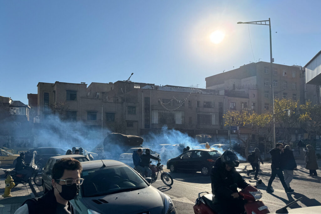 Hüquq müdafiə təşkilatı "Hengavi"nin göstəricilərinə görə, İranda etiraz aksiyaları başladığı gündən bəri ən azı 10 nəfər həlak olub, 80 nəfər isə həbs edilib