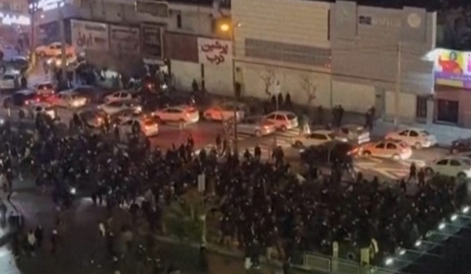 İran dövlət mediası - ABŞ və İsrailin "terrorçu agentləri" küçələri yandırdı və zorakılığa səbəb oldu