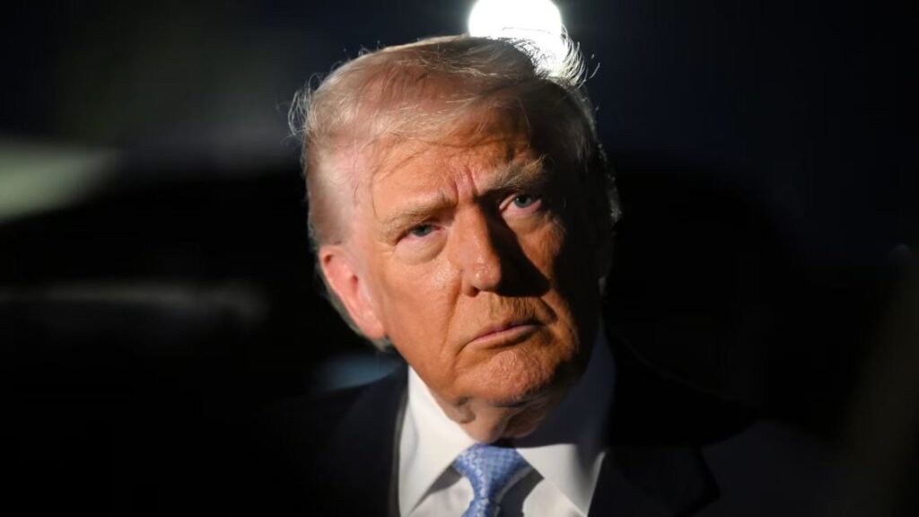 Дональд Трамп сиды, цæмæй æндæр æмæ æндæр варианттыл хъуыды кæны Ираны змæстыты фæкарздæрæн дзуапп раттынæн