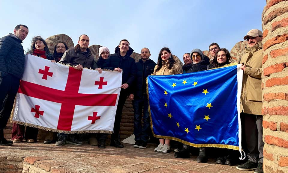Youth organizations fly Georgian, EU flags in connection with National Flag Day