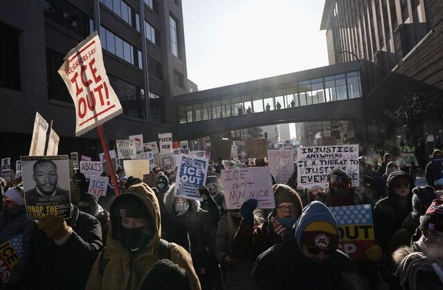 Minneapolis hava limanı yaxınlığında yolu bağladıqlarına görə hüquq-mühafizə orqanlarının əməkdaşları yolun hərəkət hissəsində dua edən onlarla ruhani şəxsi saxlayıb