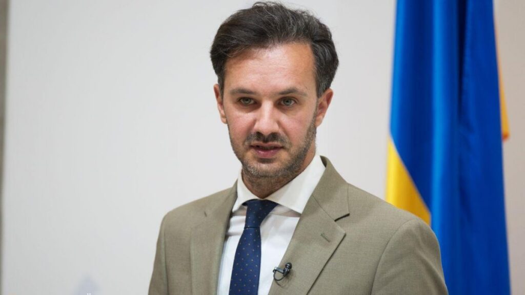 Украинæйы æттаг хъуыдтæгты министрады пресс-спикер: кæд æмæ Италийы вице-премьер Маттео Сальвини сабырадон бадзырдæй тыхст у, уæд ын мах уынаффæ кæнæм, цæмæй йæ æрвита Украинæйы президентмæ нæ, фæлæ Путинмæ, кæцы хæст райдыдта