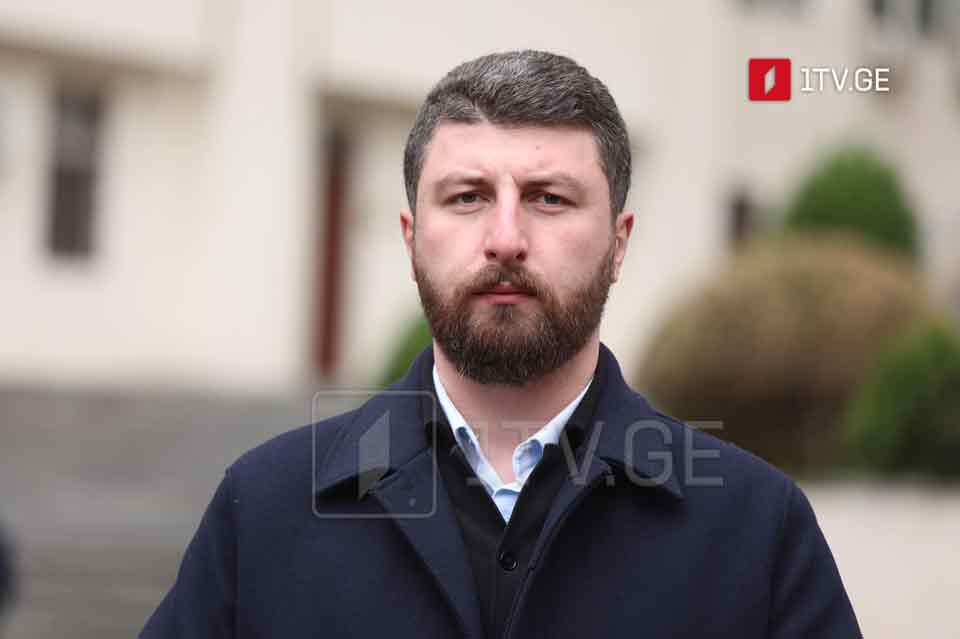 Арчил Гордуладзе – европæйаг фондтæй райсгæ фæрæзтæй хъавыдысты  революци саразын, кæй зæгъын æй хъæуы, сæ  зæрдæмæ нæ цæуы,  «сау æхцайы» бахæссыны гæнæнтæ  минимуммæ кæй æрхаудысты 