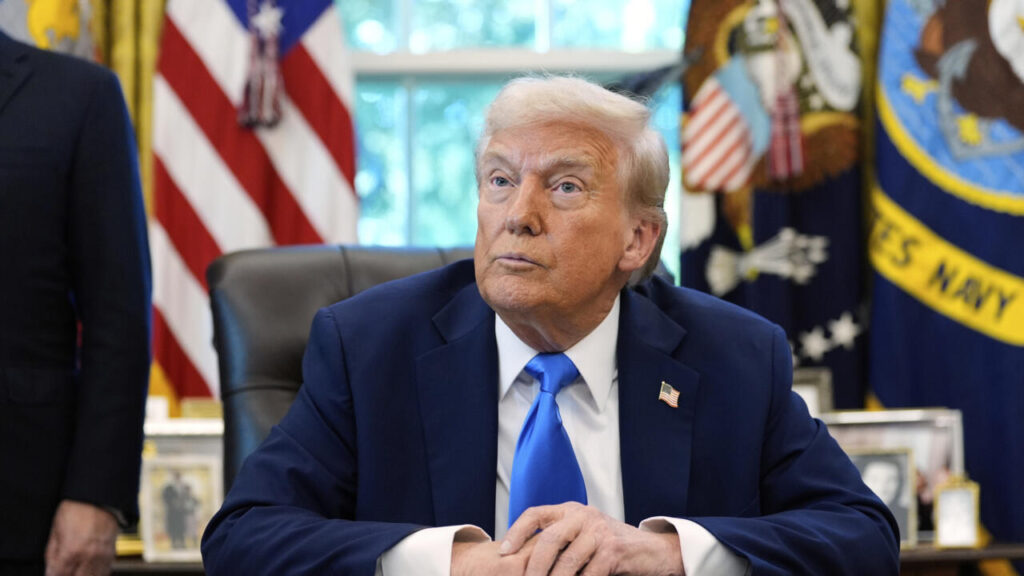 Дональд Трамп йæ къух æрфыста æххæстгæнæн бардзырдыл, кæцы Кубайы алыварс уавæры фæдыл