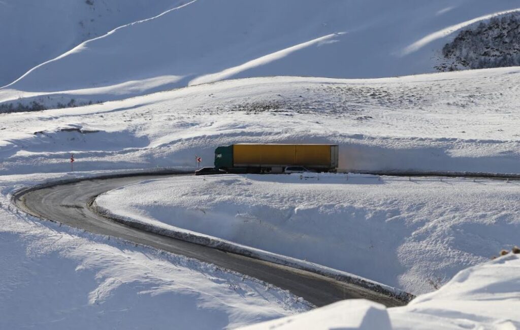 Traffic of trailers and semi-trailers restored on Gudauri-Kobi road