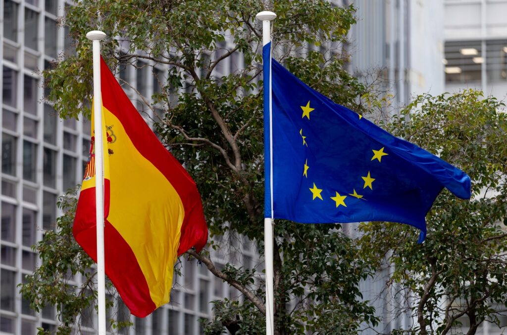 "Euronews" - Avropa Komissiyası İspaniyanın 500 000 miqranta ölkədə yaşayış və iş icazəsi vermək qərarından narazıdır