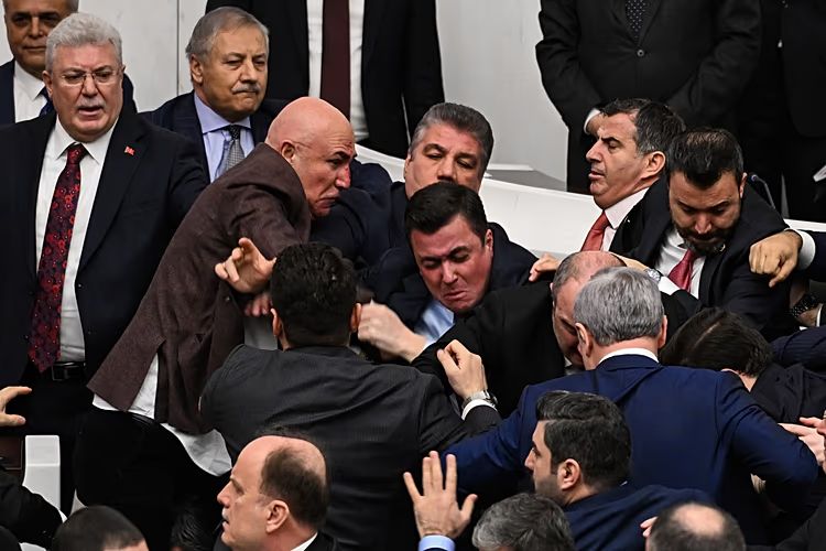 Депутаты парламента подрались во время утверждения кандидатуры нового министра юстиции Турции