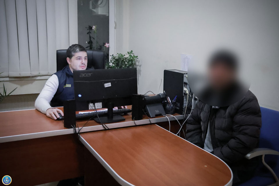 საქართველოს ფინანსთა სამინისტროს საგამოძიებო სამსახურის თანამშრომლებმა ჩატარებული ოპერატიულ-სამძებრო ღონისძიებებისა და საგამოძიებო მოქმედებების შედეგად, აქციზური მარკის გარეშე ალკოჰოლური პროდუქციის შენახვა-რეალიზაციის ფაქტზე, რუსეთის ფედერაციის მოქალაქე დააკავეს.  გამოძიებით დადგინდა, რომ ბრალდებულმა, მატერიალური სარგებლის მიღების მიზნით, უკანონოდ შეინახა და გაასაღა აქციზური მარკის სავალდებულო დართვას დაქვემდებარებული ალკოჰოლური სასმელი BELUGA.  ბრალდებული უაქციზო პროდუქციის რეალიზაციისთანავე იქნა დაკავებული.  ამ ეტაპზე გრძელდება საგამოძიებო მოქმედებები დანაშაულში შესაძლო მონაწილე სხვა პირების გამოვლენისა და მხილების მიზნით.  საქმეზე გამოძიება საქართველოს სისხლის სამართლის კოდექსის მე-200 მუხლის მე-3 ნაწილით მიმდინარეობს, რაც სასჯელის სახით 6-დან 8 წლამდე ვადით თავისუფლების აღკვეთას ითვალისწინებს.  ინფორმაციას ფინანსთა სამინისტროს საგამოძიებო სამსახური ავრცელებს.