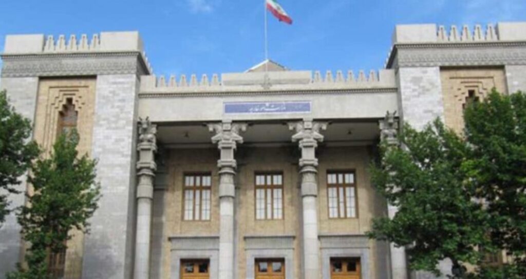 İran Xarici İşlər Nazirliyi bildirib ki, ABŞ sanksiyaların qaldırılmasını müzakirə etməyə razı olarsa, nüvə razılaşması əldə etmək üçün ABŞ ilə güzəştləri müzakirə etməyə hazırdırlar