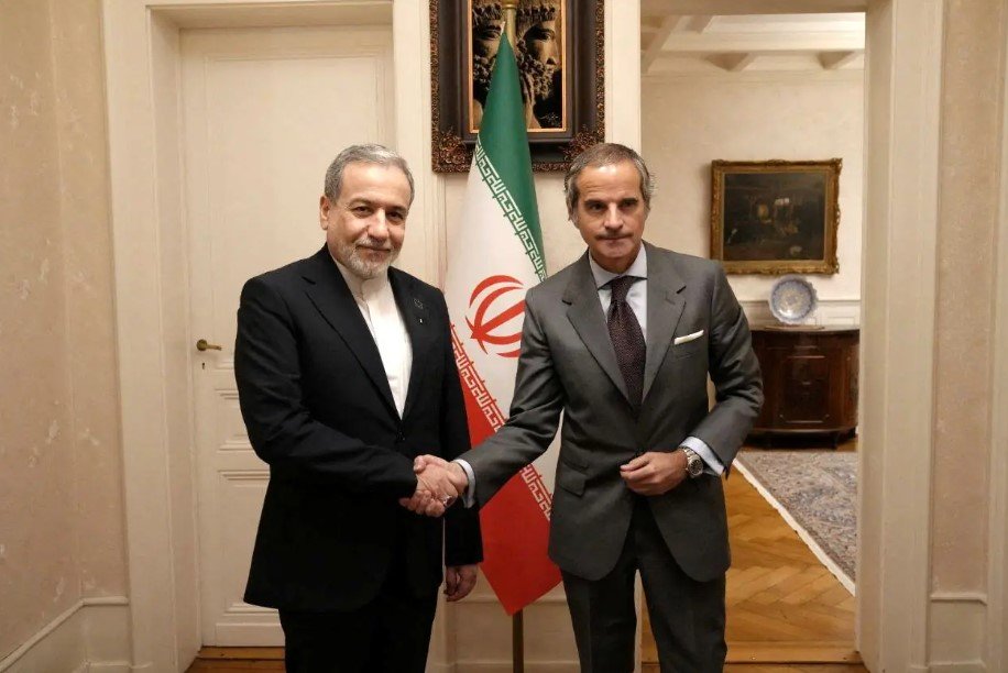 Vaşinqton və Tehran arasında planlaşdırılan danışıqlardan əvvəl İranın xarici işlər naziri BMT-nin Beynəlxalq Atom Enerjisi Agentliyinin rəhbəri ilə görüşüb