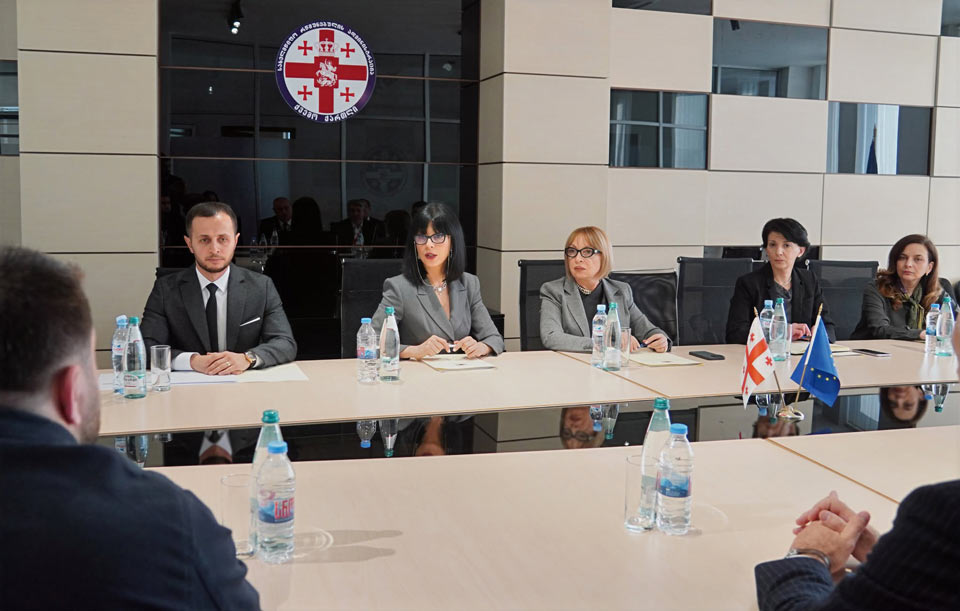 Tea Akhvlediani Qərbi Gürcüstan bölgəsində yerli hakimiyyət nümayəndələri ilə görüşüb