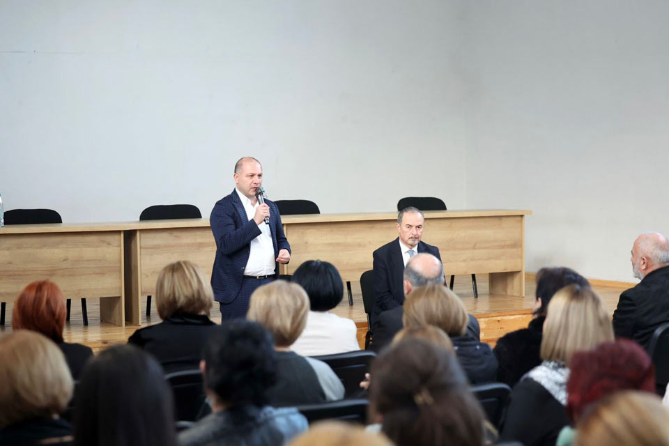 Գիվի Միքանաձեն հանդիպում է անցկացրել Սիղնաղիի մունիցիպալիտետի դպրոցների աշակերտների ծնողների հետ
