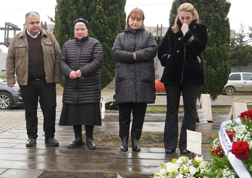 Dövlət Naziri Aparatının Barışıq və Əlaqə Siyasəti Departamentinin rəhbəri Zviad Zviadadze Muxatqverdi qardaşları qəbiristanlığında Arçil Tatunaşvilinin xatirəsini yad edib