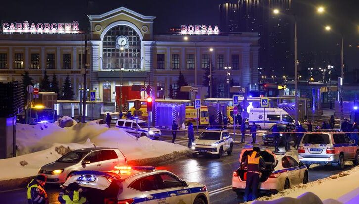 В результате взрыва патрульной машины московской полиции погиб один полицейский, двое получили ранения