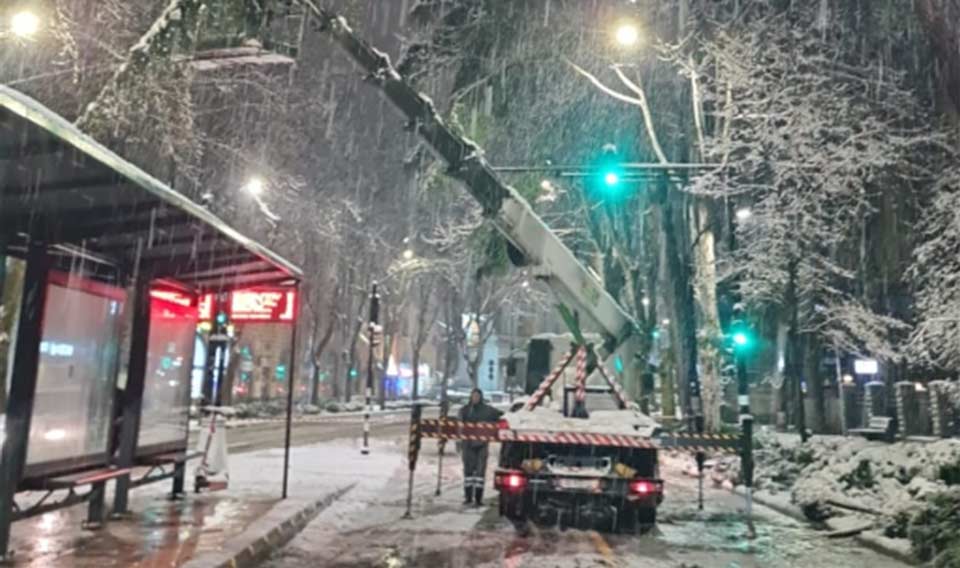 Vake rayonu icra hakimiyyətində bildirirlər ki, yağıntı nəticəsində yaranmış problemlərə dərhal reaksiya göstərilib və problemlərin aradan qaldırılması üçün işlər 24 saatlıq rejimdə davam edir