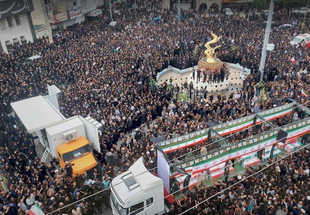 İran mediasının məlumatına əsasən, fevralın 28-də Minab şəhərində hücum zamanı məktəbin binasında həlak olanların dəfn mərasimində minlərlə insan iştirak edib