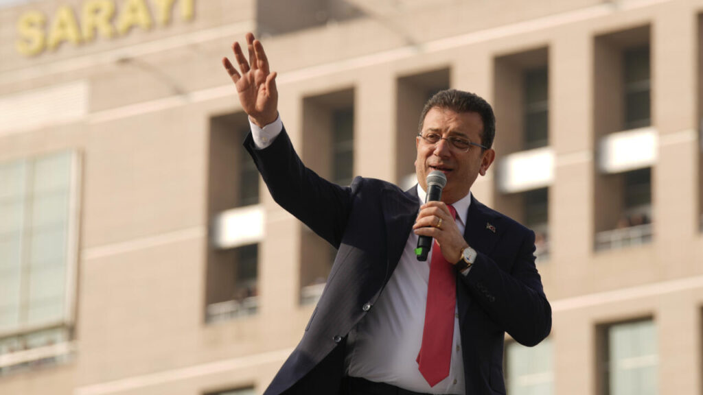 Korrupsiya ittihamı ilə həbs olunan İstanbulun sabiq meri və digər müxalifətçilər barəsində ilk məhkəmə iclası bu gün başlayır