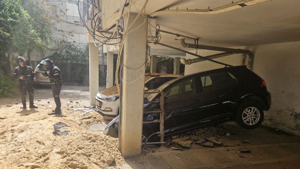 Times of Israel xəbər verir ki, İranın hücumu nəticəsində Mərkəzi İsraildə bir nəfər həlak olub