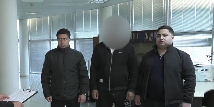 Polis Marneulidə ailə üzvünə qarşı törədilmiş qəsdən sağlamlığa yüngül zərər vurma faktı ilə əlaqədar bir nəfəri saxlayıb