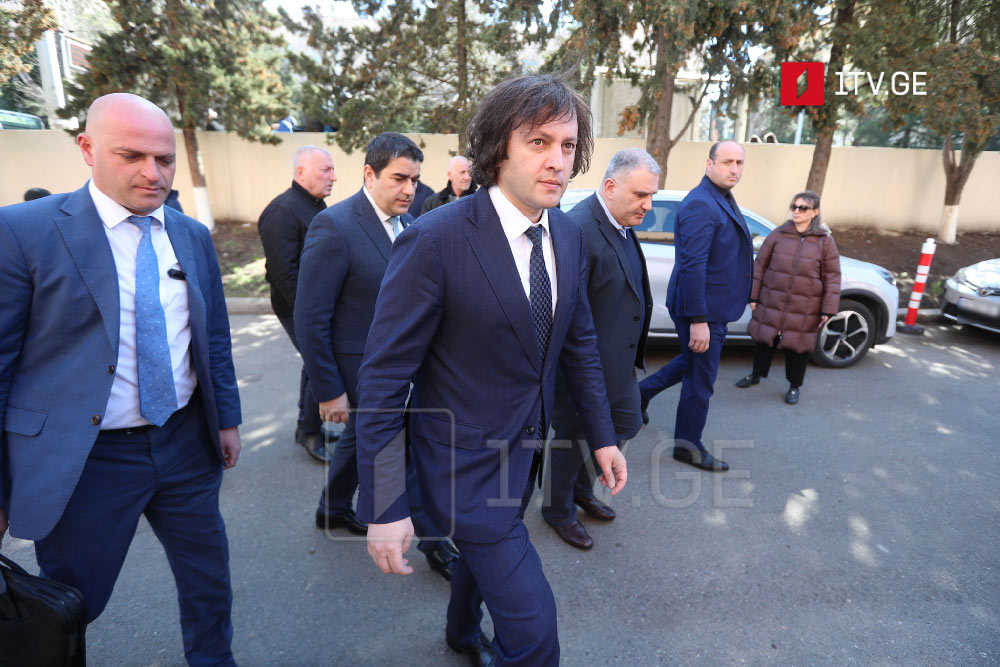 Qafqaz Tibb Mərkəzinə, burada Gürcüstanın katolikos-patriarxı yerləşdirilib, baş nazir və parlament sədri gəliblər
