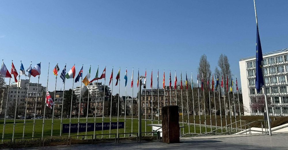 İkinci İliyanın xatirəsinə hörmət əlaməti olaraq Strasburqda, Avropa Sarayının qarşısında Avropa və Gürcüstan bayraqları endirilib