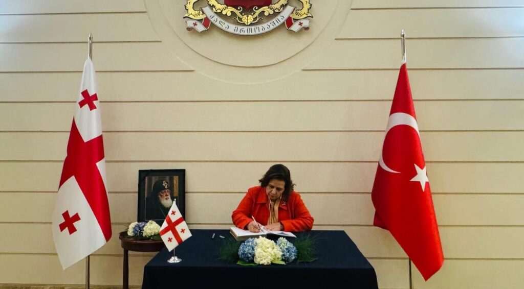 Türkiyə Respublikası xarici işlər nazirinin müavini Katolikos-Patriarxı İkinci İlianın vəfatı ilə bağlı Gürcüstan səfirliyində açılan matəm kitabına ürək sözlərini yazıb