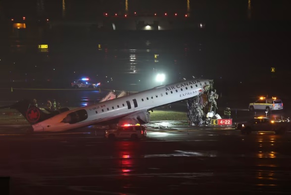 Nyu-Yorkdakı LaGuardia hava limanının uçuş-enmə zolağında Air Canada-ya məxsus təyyarə eniş zamanı yanğınsöndürən maşınla toqquşub, pilot və ikinci pilot həlak olub