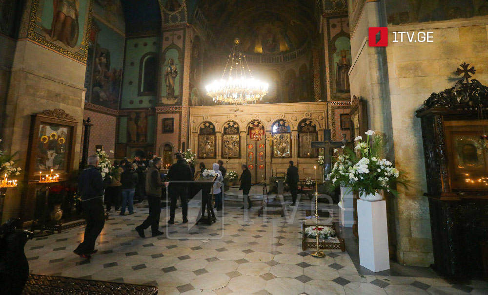 Патриархиа - Ауаа Апатриарх Илиа II инышәынҭрааҿы ҳаҭырла дыргәаладыршәарц азыҳәан, есымша асааҭ  08:00 инаркны  22:00-нӡа  Сиони аныхабаа иаҭааир рылшоит 