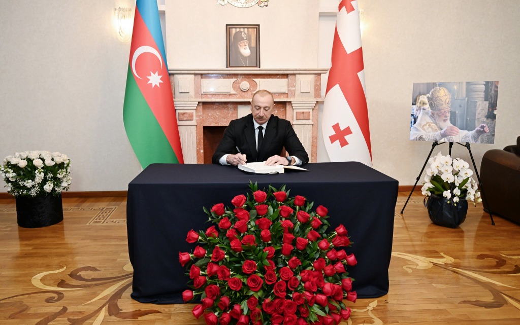 İlham Əliyev Bakıda Gürcüstan səfirliyinə baş çəkib və İkinci İliya-nın vəfatı ilə əlaqədar açılmış başsağlığı kitabında qeydlər edib