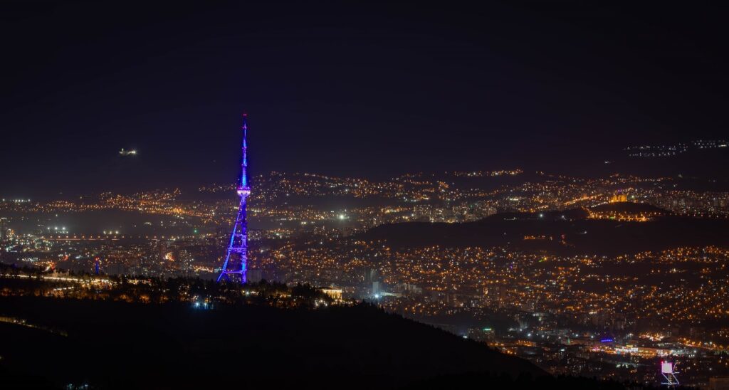 Tbilisi teleqülləsi mavi rəngdə işıqlandırılıb