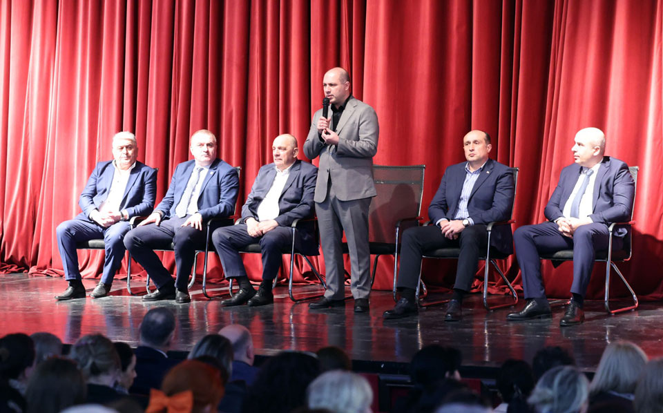 Qivi Mikanadze Zestaponidə ictimai məktəblərin şagirdlərinin valideynləri ilə görüşüb