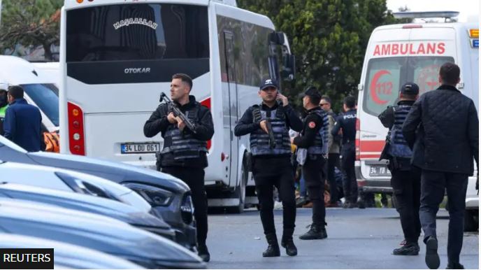 Türkiyənin daxili işlər naziri İstanbulda İsrailin konsulluğunun yaxınlığında silahlı hücumda üç nəfərin iştirak etdiyini bildirir