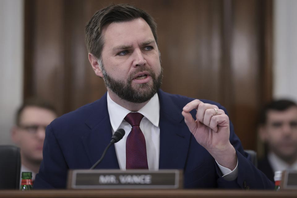 J. D. Vance — Rusiya-Ukrayna müharibəsinin artıq mənası yoxdur, bu mərhələdə söhbət bir neçə kvadrat kilometr uğrunda “ticarətdən” gedir və tərəflər danışıqları davam etdirib-etdirməyəcəklərinə özləri qərar verməlidirlər