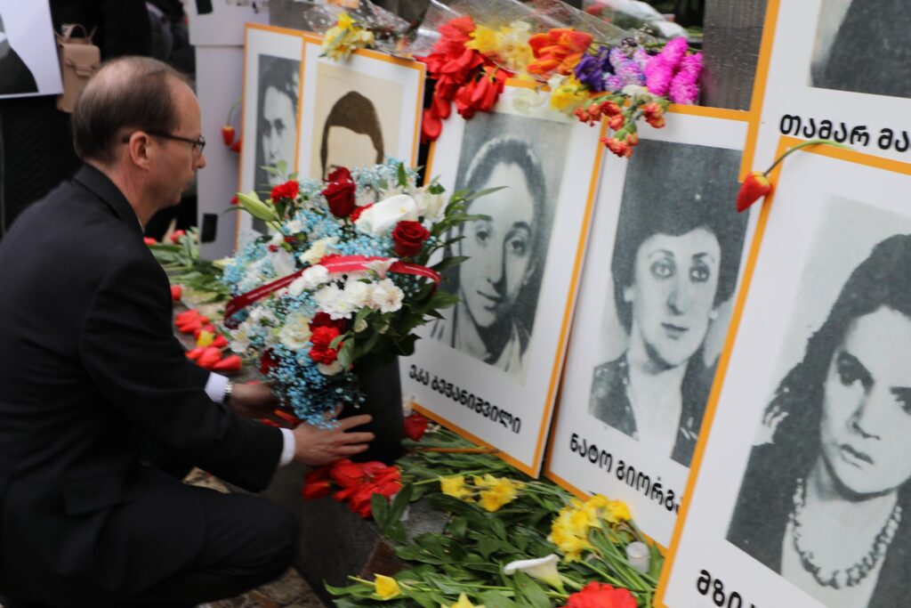 Acting U.S. Ambassador pays tribute to April 9 victims