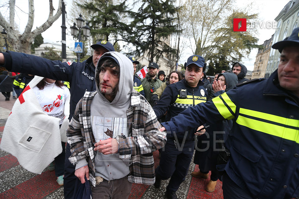Русҭавели имҩадуаҿ, Мшаҧы 9 амемориал аҧхьа тәылауаҩк дырпҟеит 