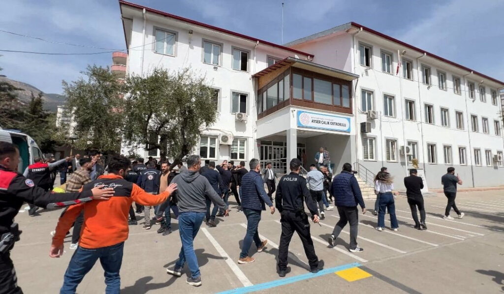 Türkiyədə Kahramanmaraş bölgəsinin məktəbində silahlı hücum nəticəsində doqquz nəfər həyatını itirib, 13 nəfər isə yaralanıb