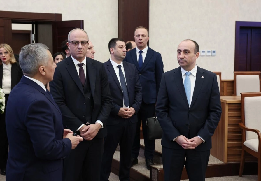 Гека Геладзе,  Узбекистаны республикæйы мидхъуыдтæгты министрады полицийы дæлхайæдтæ бабæрæг кодта