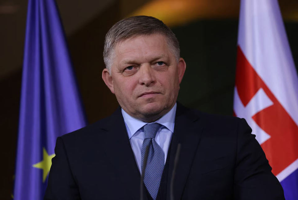 Robert Fitso - Litva və Latviya bəyan ediblər ki, 9 Mayda Moskvaya səfərimiz zamanı öz əraziləri üzərindən uçuşa icazə verməyəcəklər, amma əminəm ki, başqa marşrut tapacağıq