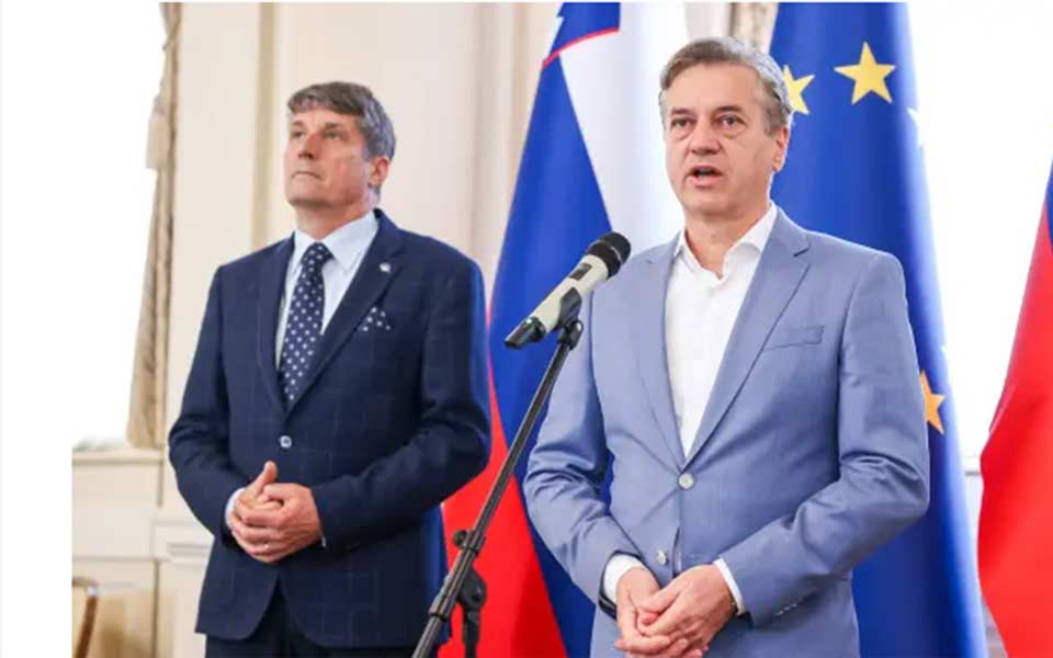 Действующий премьер-министр Словении Роберт Голоб объявил о своем переходе в оппозицию