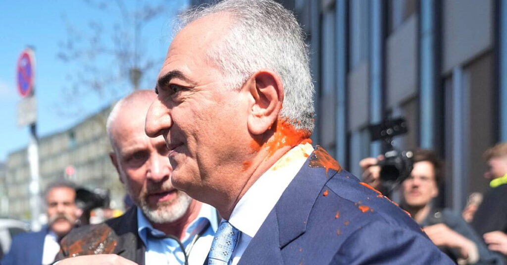 Сына бывшего шаха Ирана Резу Пехлеви облили красной жидкостью в Берлине