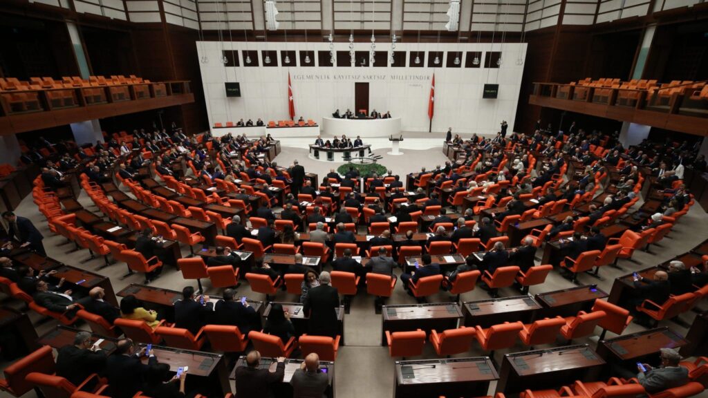Türkiyə parlamenti 15 yaşadək uşaqların sosial şəbəkələrə girişini qadağan edən qanunu qəbul edib