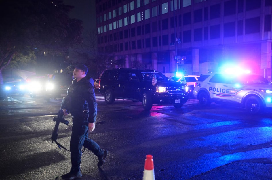 "Associated Press" - Atışmada şübhəli şəxs müəyyən edilib, o, 31 yaşlı müəllim Koul Tomas Alendir