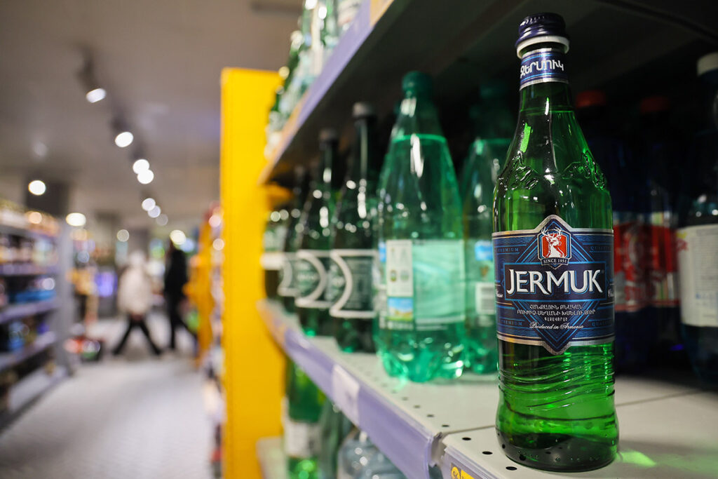 Россия запретила продажу нескольких партий минеральной воды из Армении